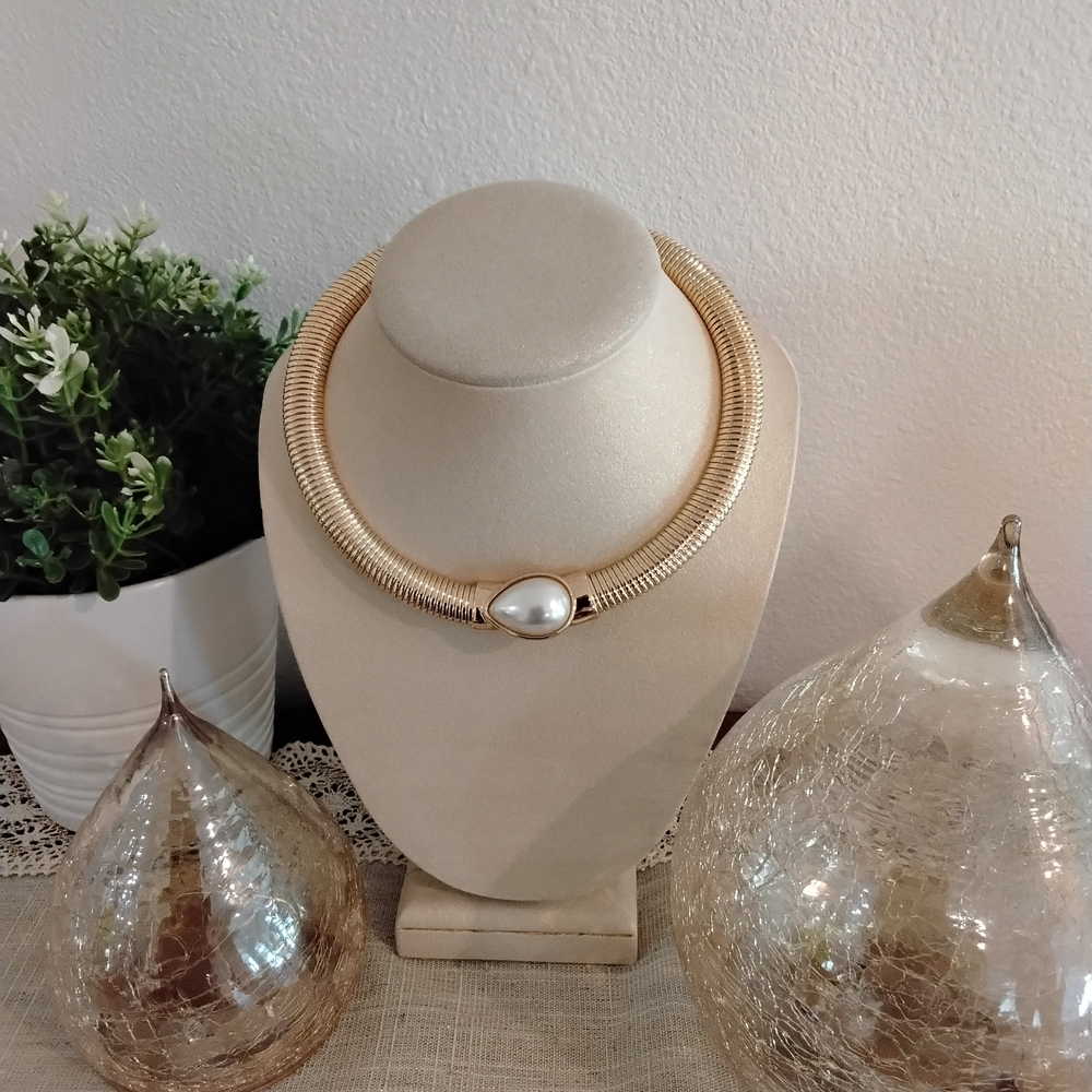 Elegant Gold Pearl Shoker